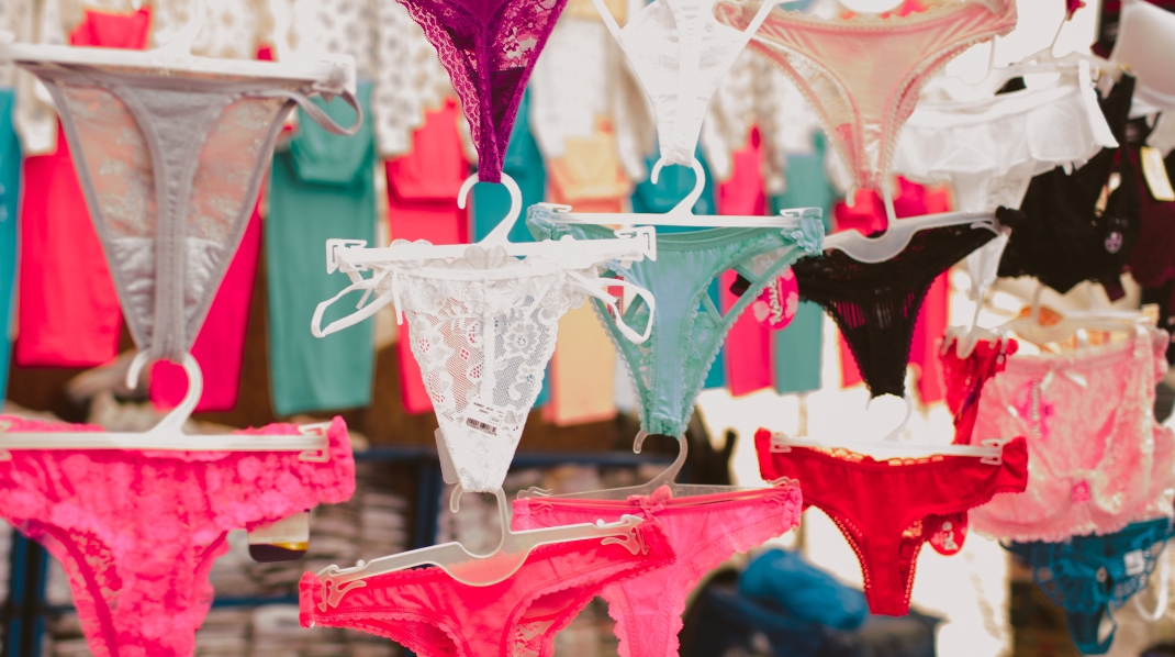 Làm thế nào để mặc quần lót không bị lộ viền quần