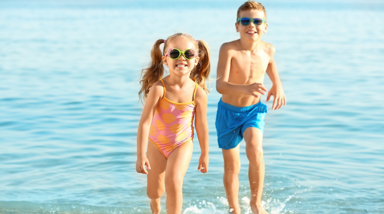 Trẻ em có nên mặc đồ bơi khi đi biển không?